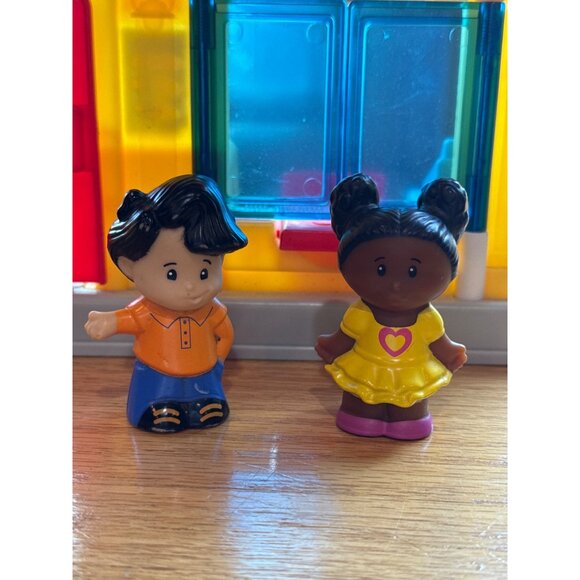Fisher-Price Little People Restaurant Playset With Two Figures - Picture 3 of 4
